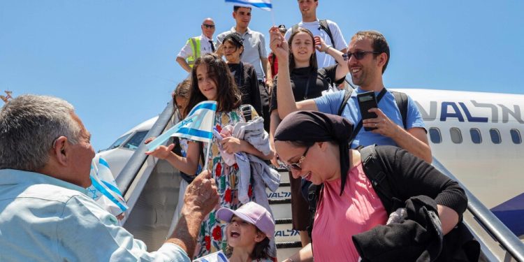 Israel reanuda vuelos tras acuerdo de alto al fuego con Irán