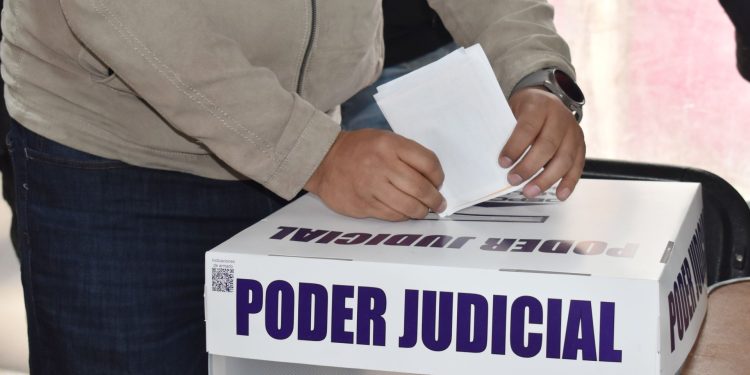 Mexicanos acuden a inédita elección judicial entre boicots y desconfianza