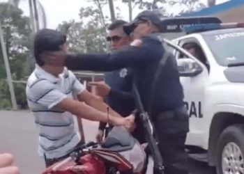 “No los mandamos a que agredan”: alcalde de Comalcalco revisará actuar de policías tras altercado con motociclista