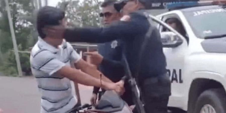 “No los mandamos a que agredan”: alcalde de Comalcalco revisará actuar de policías tras altercado con motociclista