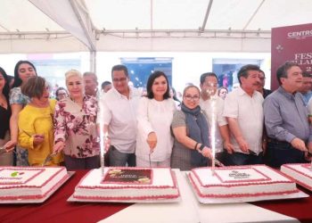 Villahermosa celebra 461 años con tradicional partida de pastel