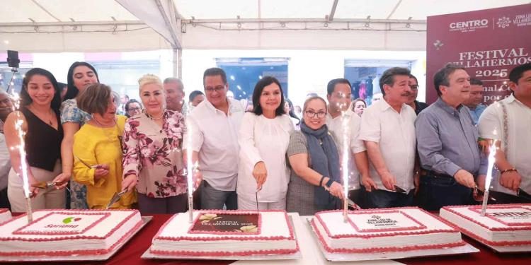Villahermosa celebra 461 años con tradicional partida de pastel