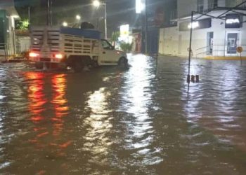 Fuertes lluvias provocan encharcamientos en el centro de Jonuta