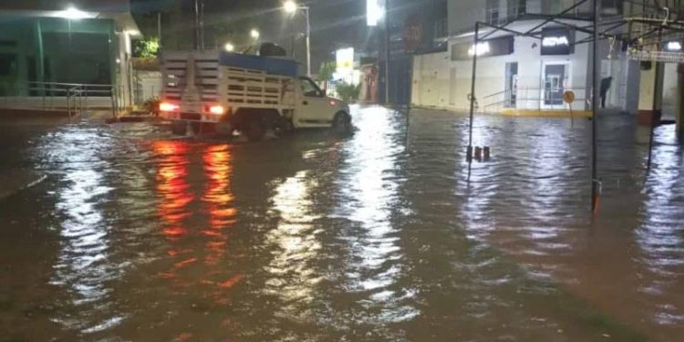 Fuertes lluvias provocan encharcamientos en el centro de Jonuta