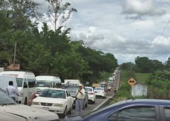 Habitantes de Arena Hidalgo bloquean la carretera Tenosique-Zapata por apagón prolongado