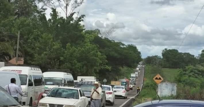 Habitantes de Arena Hidalgo bloquean la carretera Tenosique-Zapata por apagón prolongado