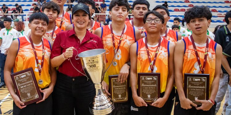 Estefanía Mercado abraza y homenajea en Playa del Carmen a todas y todos los atletas del CECyTE de Quintana Roo