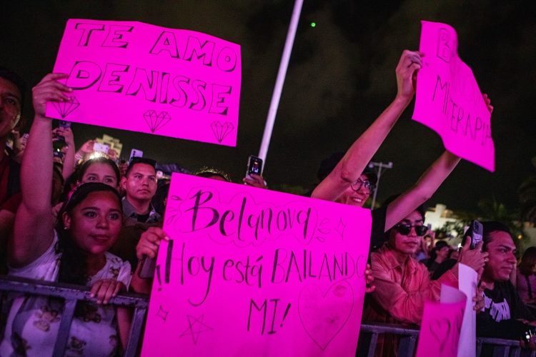 La plaza 28 de Julio, en Playa del Carmen, lució nuevamente a reventar; con más de 35 mil personas que disfrutaron del concierto de Belanova