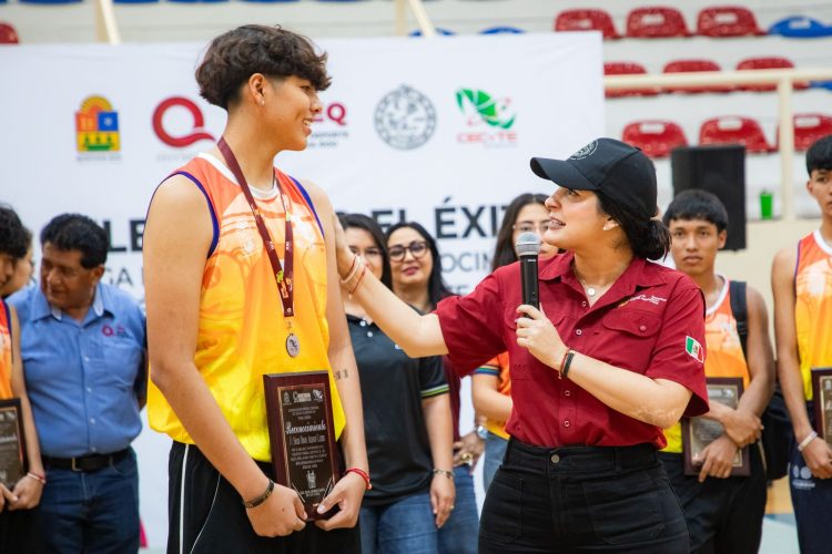 Estefanía Mercado abraza y homenajea en Playa del Carmen a todas y todos los atletas del CECyTE de Quintana Roo