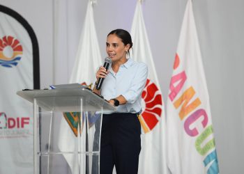 Cancún refuerza lucha contra la trata de personas, Ana Paty Peralta entrega distintivo “corazón azul” al hotel Sandos