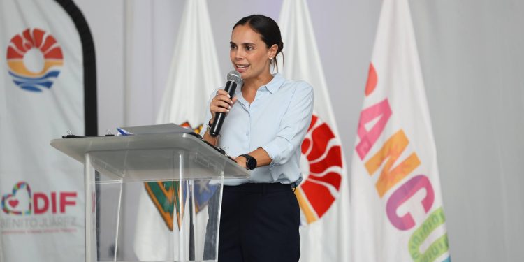 Cancún refuerza lucha contra la trata de personas, Ana Paty Peralta entrega distintivo “corazón azul” al hotel Sandos