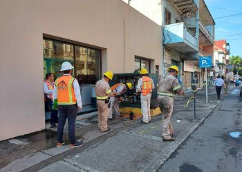 Incendio de transformador moviliza a cuerpos de emergencia en el Centro Histórico de Veracruz