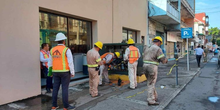 Incendio de transformador moviliza a cuerpos de emergencia en el Centro Histórico de Veracruz