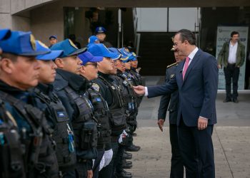 Alcalde Carlos Orvañanos honra a policías y culmina a no doblegase ante el Crimen