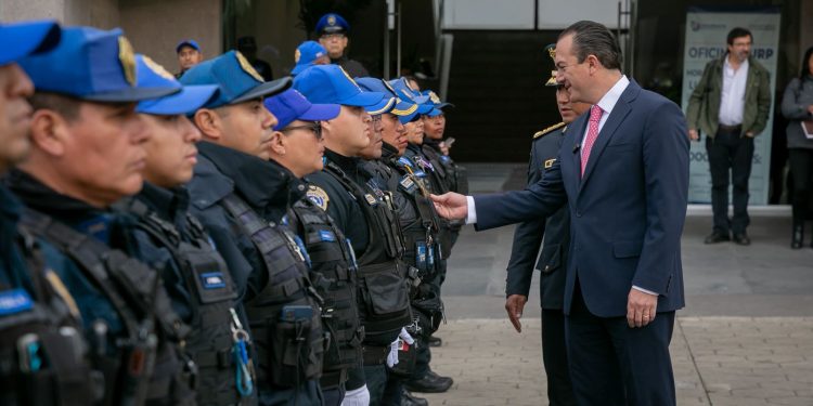 Alcalde Carlos Orvañanos honra a policías y culmina a no doblegase ante el Crimen