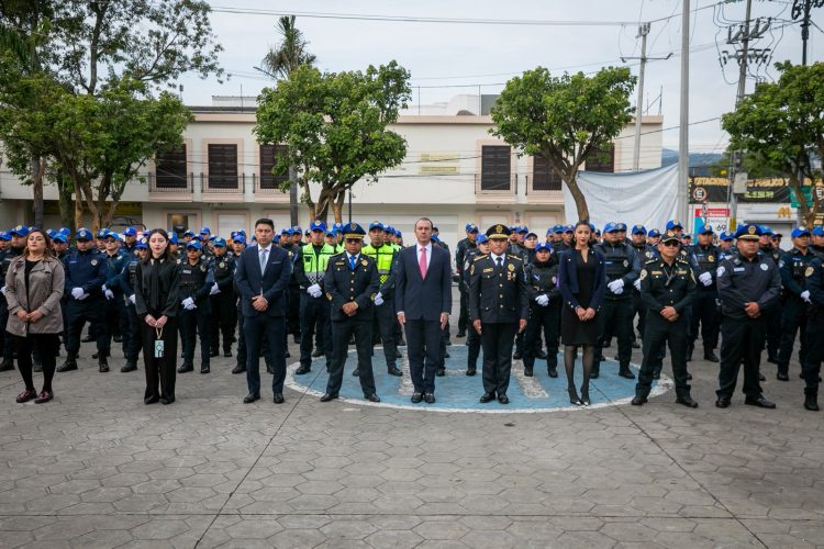 Alcalde Carlos Orvañanos honra a policías y culmina a no doblegase ante el Crimen