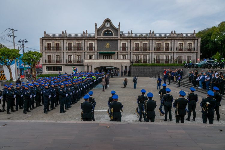 Alcalde Carlos Orvañanos honra a policías y culmina a no doblegase ante el Crimen