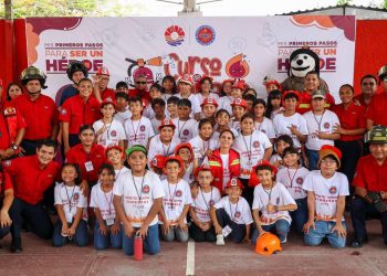 Comparte Ana Paty Peralta con niñas y niños en curso de verano de bomberos