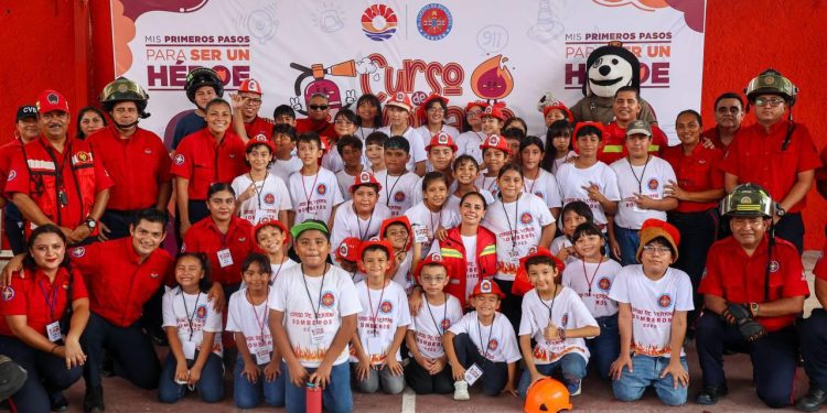 Comparte Ana Paty Peralta con niñas y niños en curso de verano de bomberos