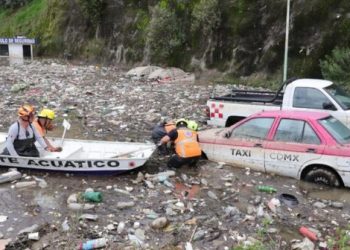 Remolca Álvaro Obregón cuatro vehículos tras fuertes lluvias en presa Mixcoac