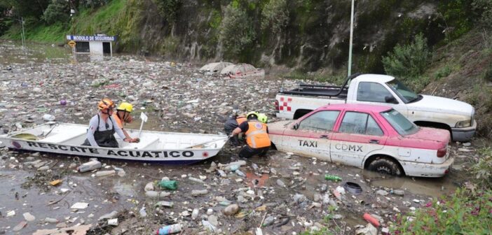 Remolca Álvaro Obregón cuatro vehículos tras fuertes lluvias en presa Mixcoac