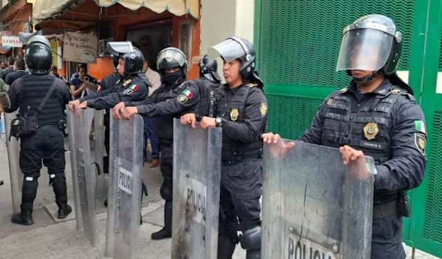 Refuerzan seguridad en juzgados por audiencia de Lady racista