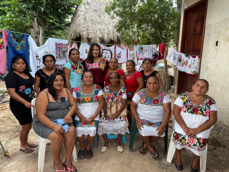 El bordado maya florece como símbolo de resistencia y prosperidad compartida en Sabán: Anahí González respalda a artesanas locales