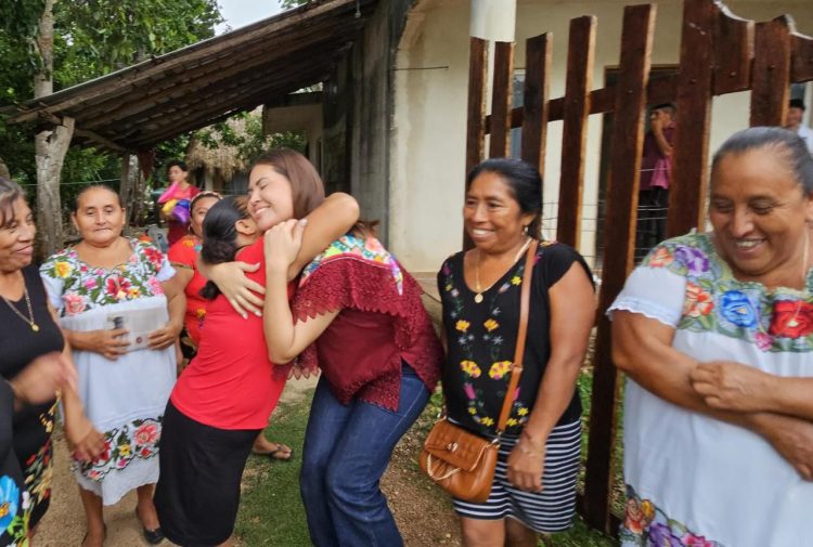 El bordado maya florece como símbolo de resistencia y prosperidad compartida en Sabán: Anahí González respalda a artesanas locales