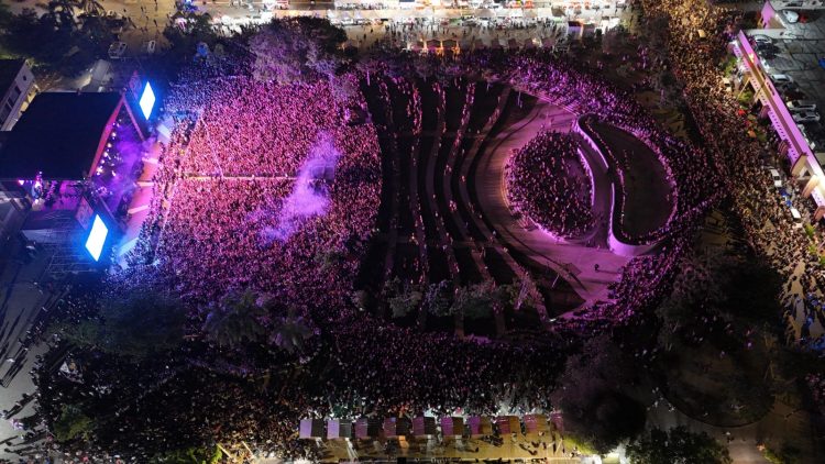 La plaza 28 de Julio, en Playa del Carmen, lució nuevamente a reventar; con más de 35 mil personas que disfrutaron del concierto de Belanova