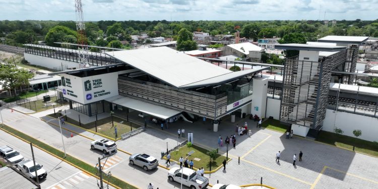 Gobernador Javier May impulsa proyecto turístico en la región de Los Ríos