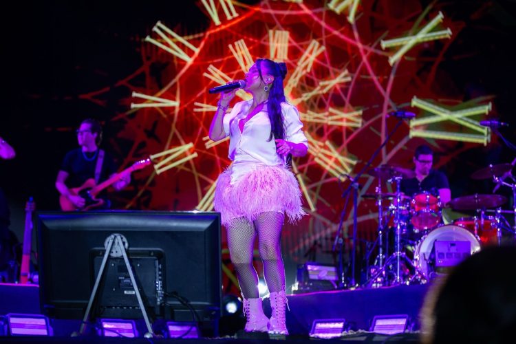 La plaza 28 de Julio, en Playa del Carmen, lució nuevamente a reventar; con más de 35 mil personas que disfrutaron del concierto de Belanova