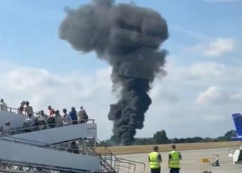 Avioneta se estrella en aeropuerto de Londres; se desconoce número de víctimas