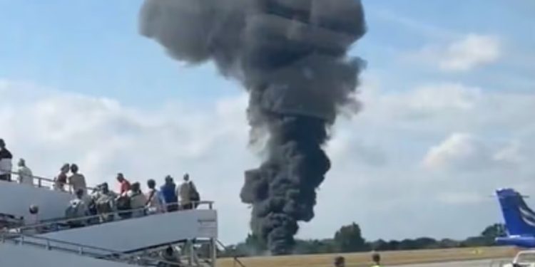 Avioneta se estrella en aeropuerto de Londres; se desconoce número de víctimas