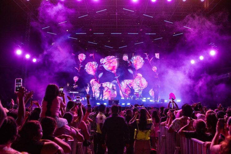 La plaza 28 de Julio, en Playa del Carmen, lució nuevamente a reventar; con más de 35 mil personas que disfrutaron del concierto de Belanova