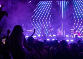 La plaza 28 de Julio, en Playa del Carmen, lució nuevamente a reventar; con más de 35 mil personas que disfrutaron del concierto de Belanova