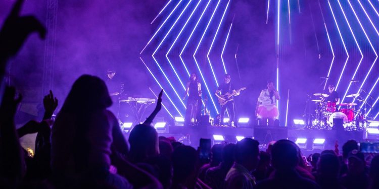 La plaza 28 de Julio, en Playa del Carmen, lució nuevamente a reventar; con más de 35 mil personas que disfrutaron del concierto de Belanova