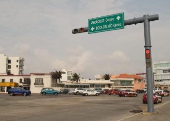 Semáforos mal sincronizados generan riesgos viales en Boca del Río