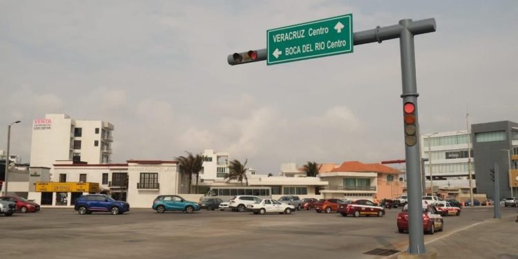 Semáforos mal sincronizados generan riesgos viales en Boca del Río