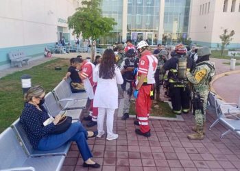 Evacúan a pacientes y personal del Hospital General de Culiacán por incendio en tercer piso