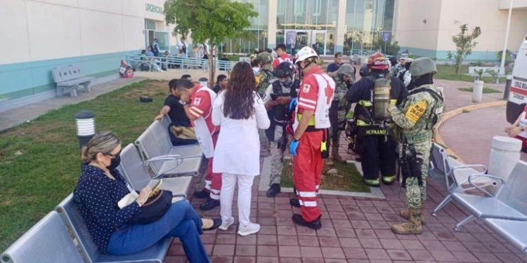 Evacúan a pacientes y personal del Hospital General de Culiacán por incendio en tercer piso