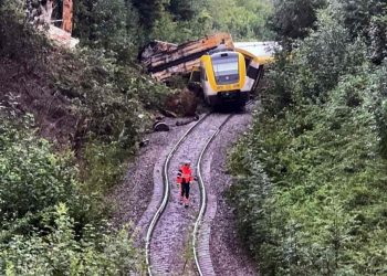 Descarrila tren en el sur de Alemania; reportan al menos tres fallecidos