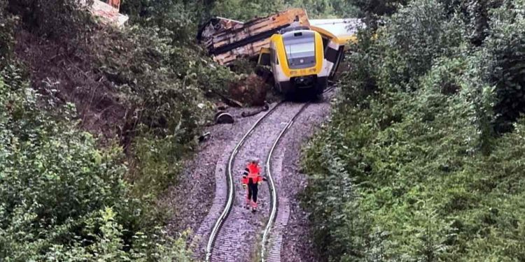 Descarrila tren en el sur de Alemania; reportan al menos tres fallecidos