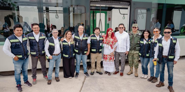 TREN LIGERO, EL ÚLTIMO ABRAZO DE ANDRÉS MANUEL LÓPEZ OBRADOR Y EL PRIMERO DE LA PRESIDENTA CLAUDIA SHEINBAUM