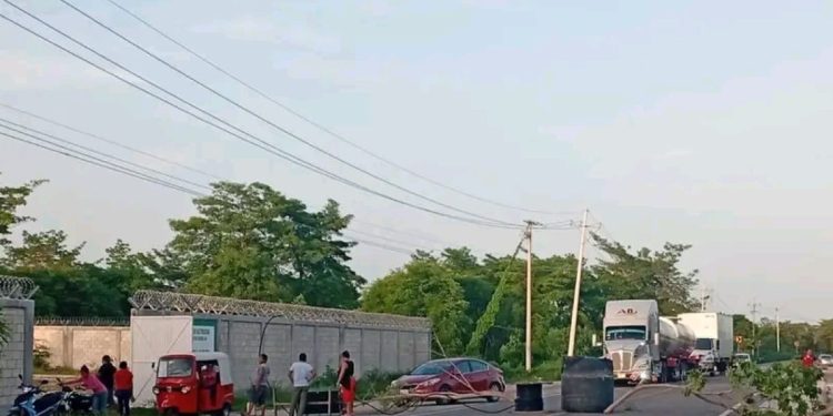 Se cumplen cuatro días de bloqueo en Atasta; exigen subestación eléctrica