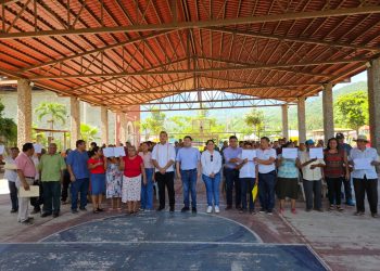 Entregan planos para escriturar a 129 familias en Tacotalpa