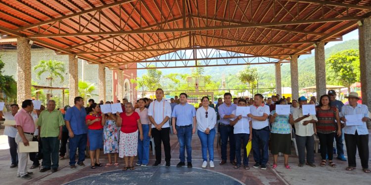 Entregan planos para escriturar a 129 familias en Tacotalpa
