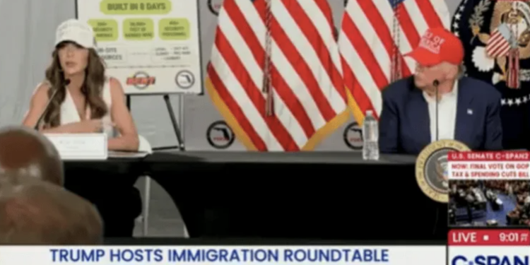 Kristi Noem comparte caso de «migrante caníbal» que se comió a sí mismo al ser deportado