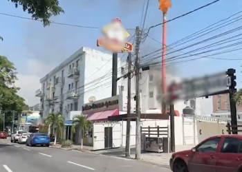 Incendio en restaurante de pollos asados genera alarma por tanque de gas cercano