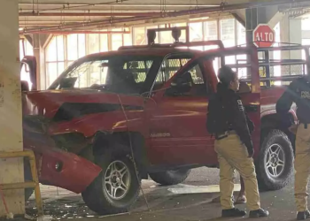 Camioneta se impacta contra la entrada de un supermercado en Coatzacoalcos