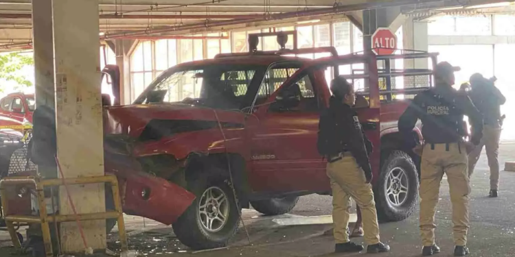 Camioneta se impacta contra la entrada de un supermercado en Coatzacoalcos